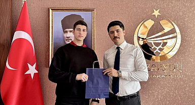 Bilecik'te ikinci olan öğrencileri makamında kabul etti
