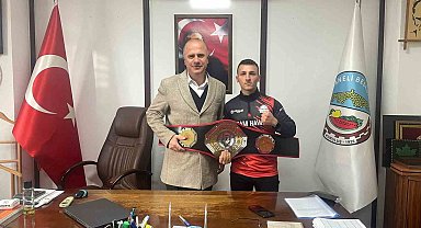 Bilecikli şampiyon dövüş sporcusu sevincini Başkan Torun ile paylaştı