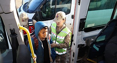 Bingöl'de jandarma, okul çevrelerini ve servislerini denetledi