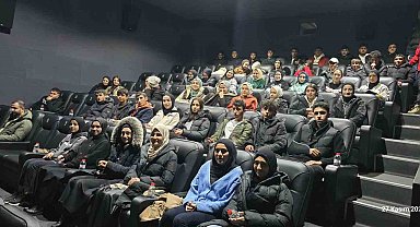 Bingöl'de polis ekipleri öğrencileri sinemaya götürdü