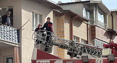 Bodrum katta yangın çıktı, dumanlar binayı sardı