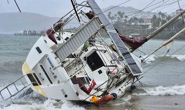 Bodrum'da fırtına ve yağış etkili oldu, yelkenli tekne karaya vurdu