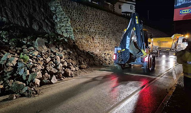 Bodrum'da istinat duvarı karayoluna çöktü