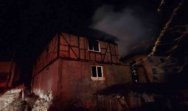 Bolu'da 2 katlı ahşap evde yangın