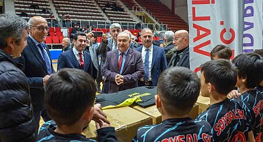 Bolu'da 33 spor kulübüne yüzlerce malzeme dağıtıldı