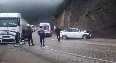 Bolu'da tır ile otomobil çarpıştı: 1'i ağır 4 yaralı