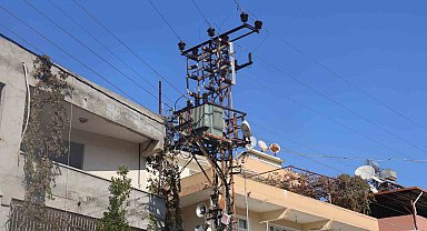 Bomba gibi patlayan trafo vatandaşları tedirgin etti