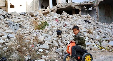 Bombalanan Humus'ta ayakta kalan binalarda yaşam savaşı veriyorlar