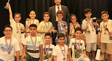 Bornovalı miniklerden Yeni Yıl hamleleri
