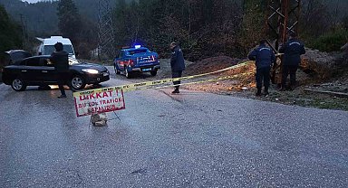 Bucak'ta heyelan riski: Pamucak-Sarıdere yolu trafiğe kapatıldı