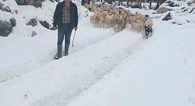 Burdur'da sürüsüyle birlikte mahsur kalan çoban kurtarıldı