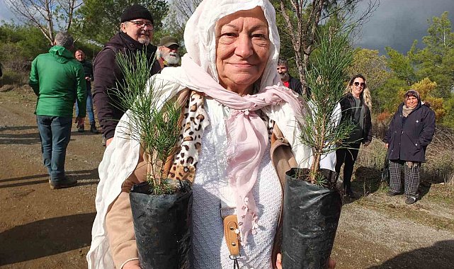 Burhaniye de 83' lük Leyla nine ağaç dikti