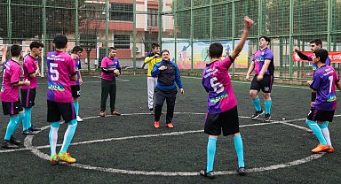 Bursa Gemlik'te özel gençler yeşil sahada