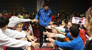 Bursa Nilüferli hentbolcular öğrencilerle buluştu