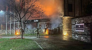 Bursa'da 2 katlı otelin çatısında yangın: Alevler geceyi aydınlattı