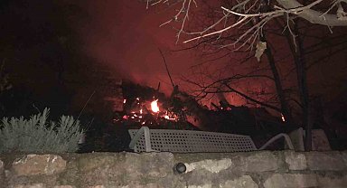 Bursa'da ahşap ev alev alev yandı, mahsur kalan 2 kişi kurtarıldı
