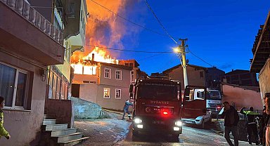 Bursa'da çıkan yangında 3 ev kullanılamaz hale geldi