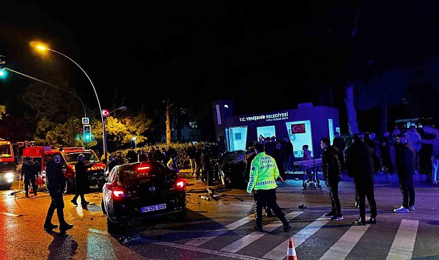 Bursa'da iki otomobil kafa kafaya çarpıştı: 2 yaralı