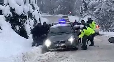 Bursa'da karlı yolda vatandaşlar mahsur kaldı