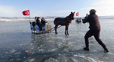 Buz tutan Kars Çıldır Gölü'ne yoğun ilgi