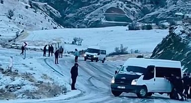 Buzlanan yollar sürücülere zor anlar yaşattı