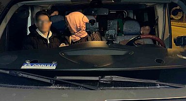 Çanakkale'de araç içinde 15 kaçak göçmen yakalandı, 1 göçmen kaçakçısı tutuklandı