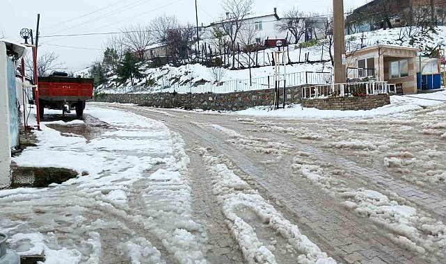 Çanakkale'de İl Özel İdare ekipleri karla kaplı köy yollarını açıyor