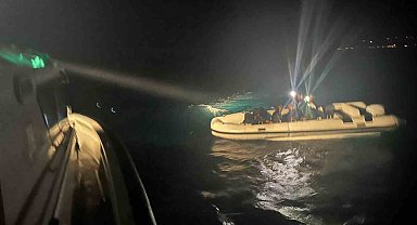 Çanakkale'de motoru arızalanan lastik botla sürüklenen 12 kaçak göçmen kurtarıldı