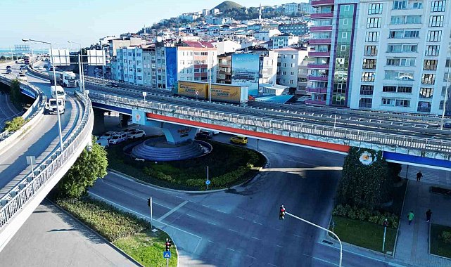 Canik Viyadüğü'ne kırmızı-beyaz sürpriz