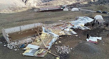 Çatak'ta fırtına çatıları uçurdu