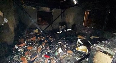 Çatıda çıkan yangın evi küle çevirdi
