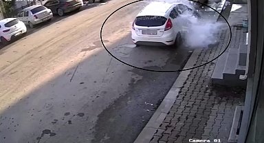 Çatıdan kopan kar kütlesi park halindeki aracın üzerine düştü