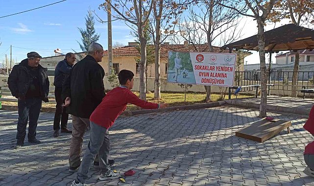 Çocuklar geleneksel sokak oyunları ile eğlendi