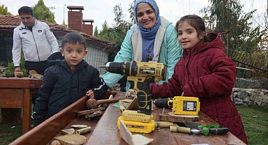 Çocuklar, hayallerindeki arabaları marangozluk atölyesinde aileleriyle birlikte yaptılar