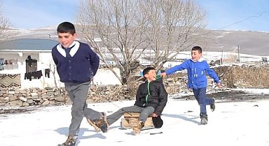 Çocukların kızak keyfi