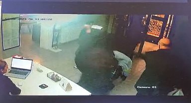 Çocuklarının yanında diş hekimini bıçakladı, çocuklarını bırakıp kaçtı