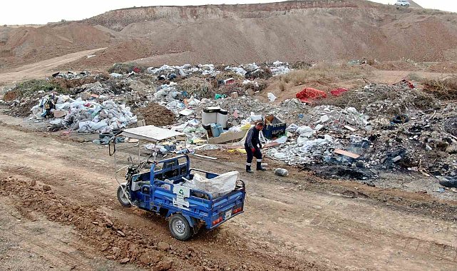 Çöpleri boş araziye atıp yakarak vatandaşın zehir solumasına neden oluyorlar