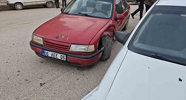 Çorum'da iki otomobilin çarpıştığı kaza güvenlik kamerasında