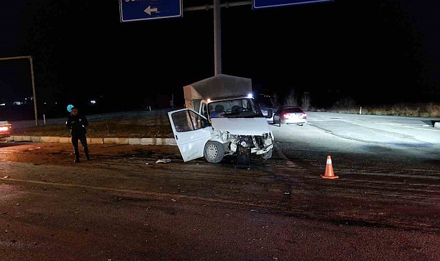 Çorum'da kamyonet ile otomobil çarpıştı: 6 yaralı