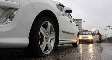 Çukura düşen 20'ye yakın aracın tekerleri patladı