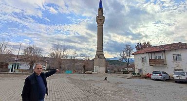 Çürük olduğu için yıkılan caminin yerine 3 yıldır yenisi yapılamadı
