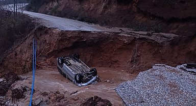 Dağlık alanda yol çöktü, otomobil içine düştü