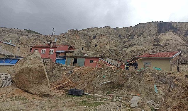 Dağlık alandan kopan kaya parçası ahırın üzerine düştü