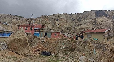 Dağlık alandan kopan kaya parçası ahırın üzerine düştü