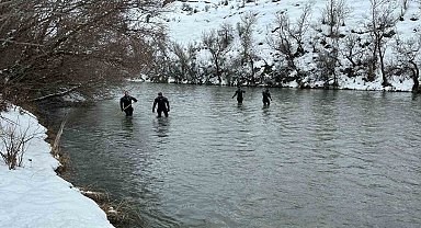 Dalgıçlar buz gibi suda kayıp öğretmeni arıyor
