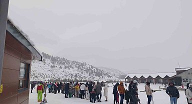 Davraz Kayak Merkezi ziyaretçi akınına uğradı