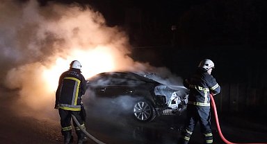 Defne'de otomobil yangınını itfaiye söndürdü
