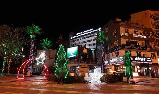 Denizli'de cadde ve sokaklar yeni yılı ışıl ışıl karşılıyor
