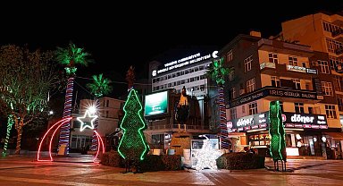 Denizli'de cadde ve sokaklar yeni yılı ışıl ışıl karşılıyor