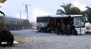 Denizli'de feci kaza... Yolcu otobüsü akaryakıt istasyonundan çıkan tıra çarptı: 1 ölü, 20 yaralı